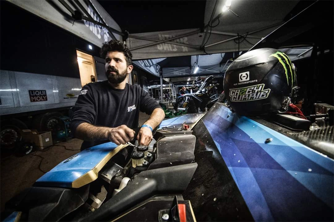 Pedro a trabalhar num veículo durante o Dakar