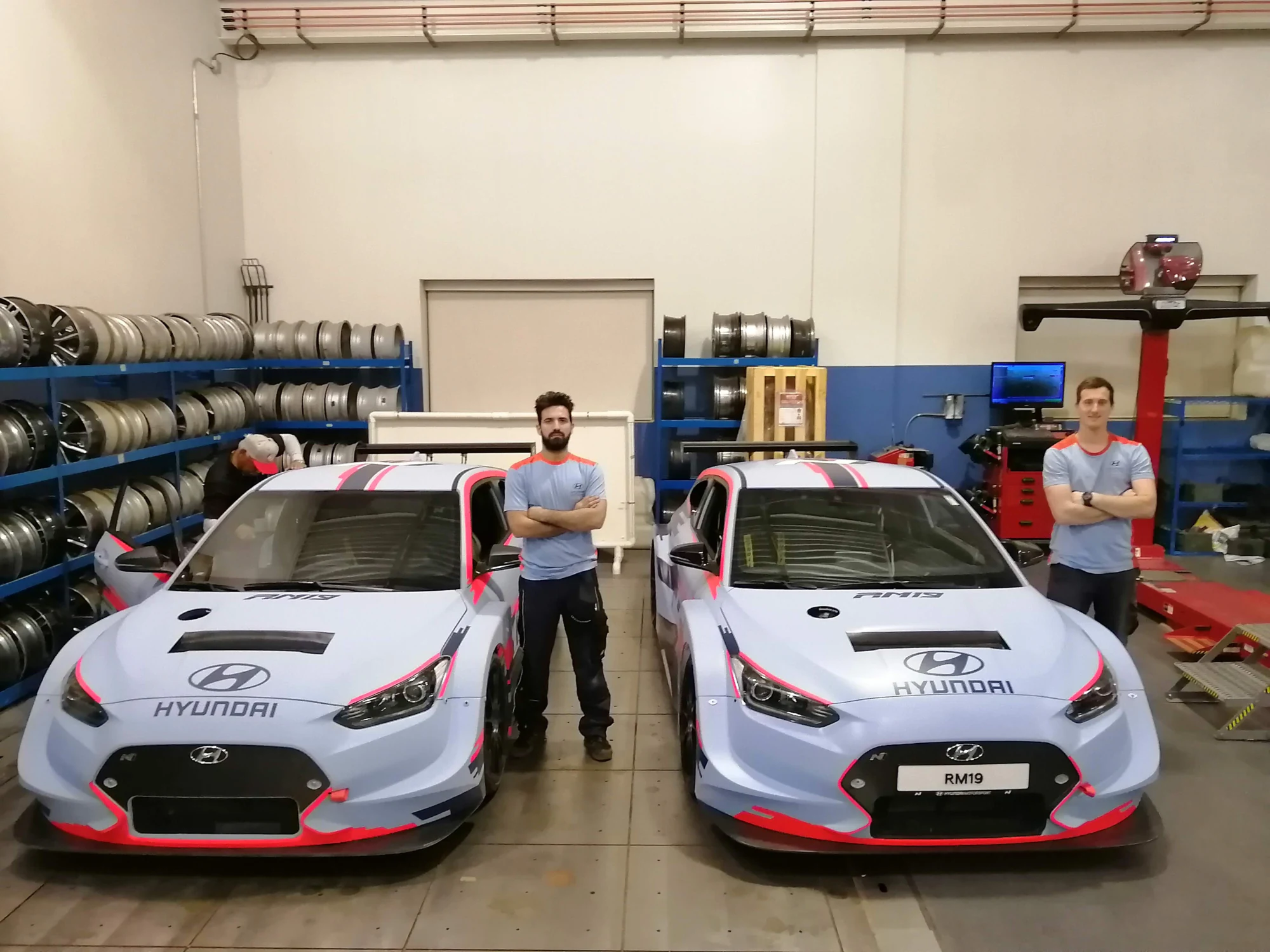Pedro entre protótipos Hyundai RM19