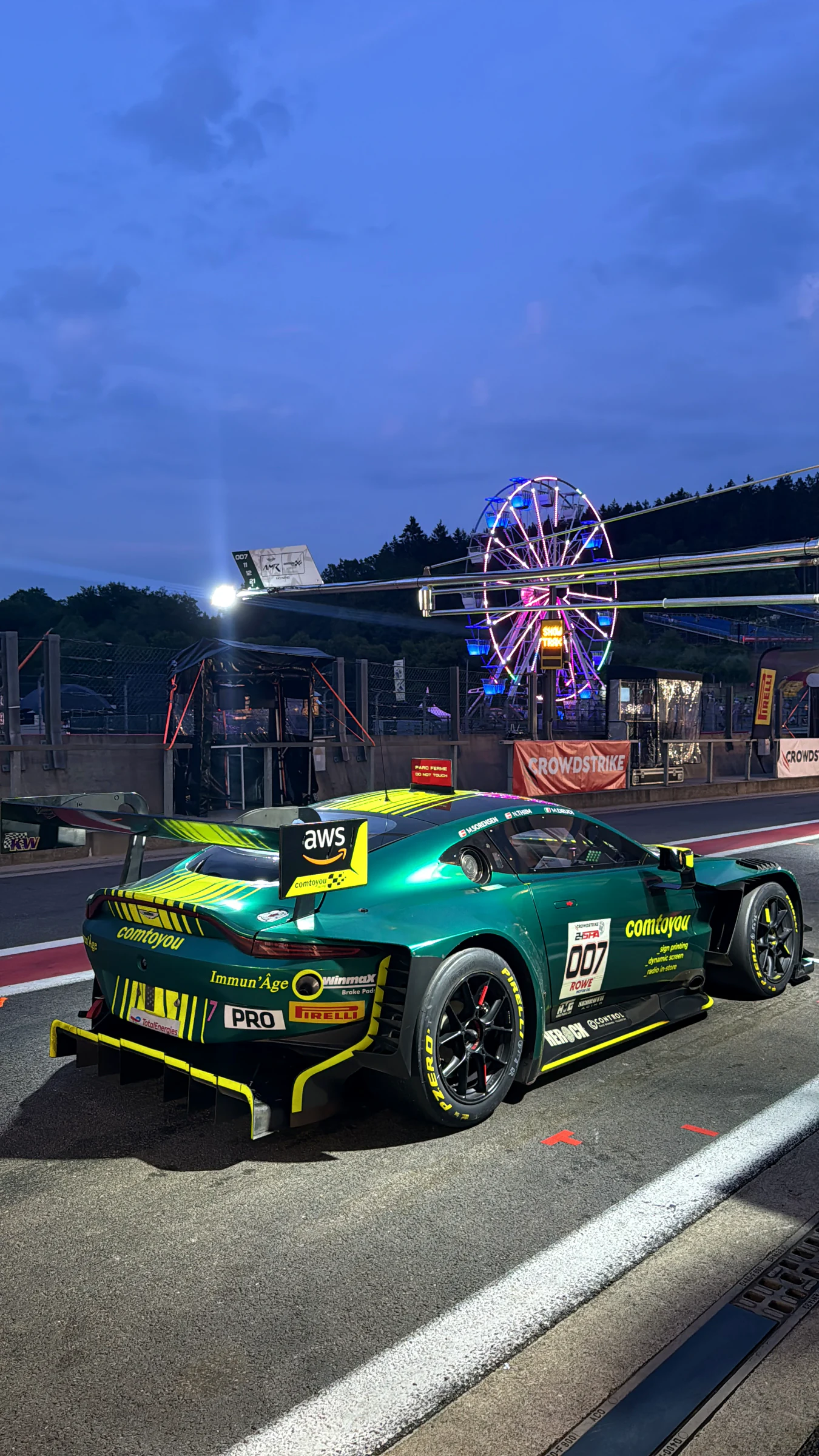 Aston Martin Vantage GT3 número 007 da Comtoyou no pit lane das 24 Horas de Spa