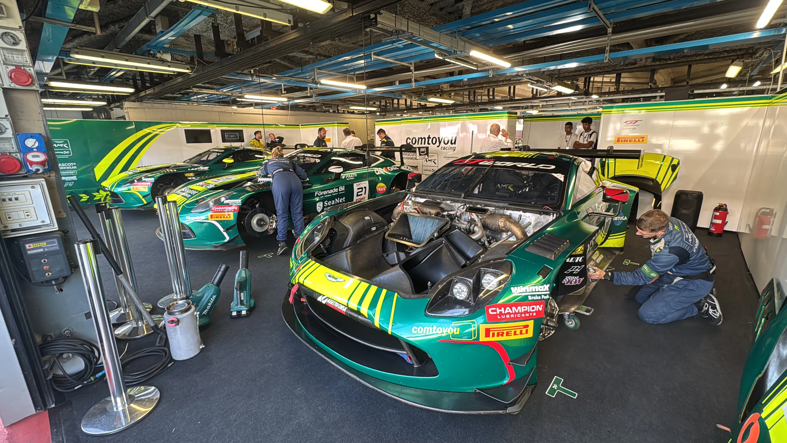 Preparação dos Aston Martin GT nas 24 Horas de Spa